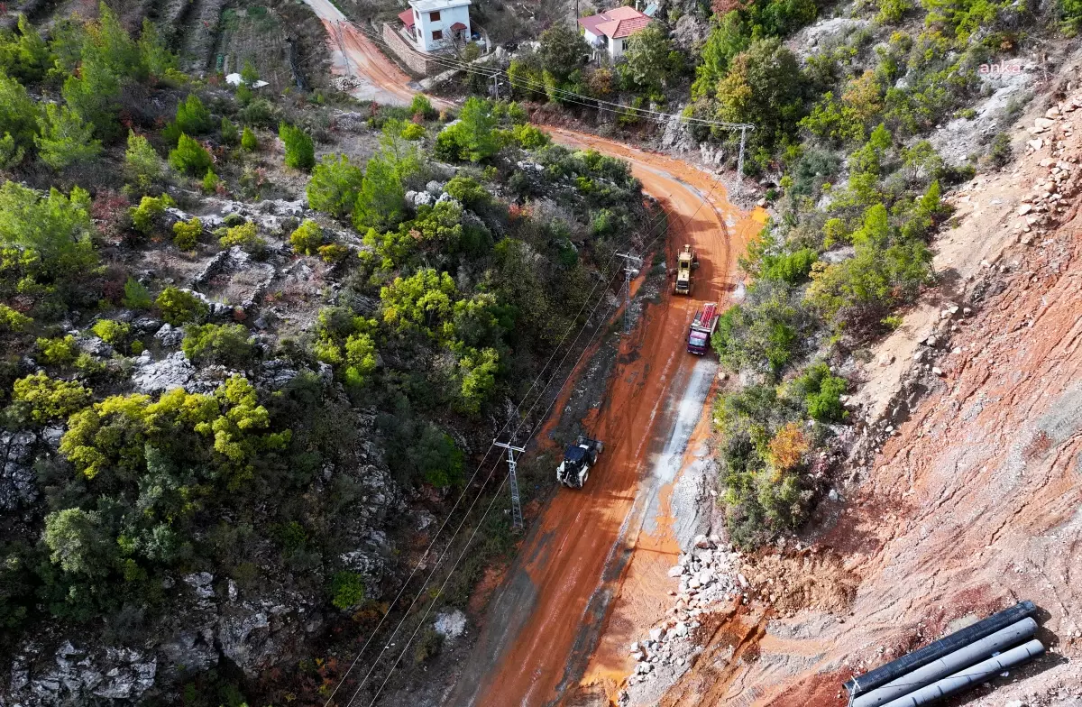 Alanya Belediyesi, Sağanak Yağış Sonrası Kapanan Yolları Açtı