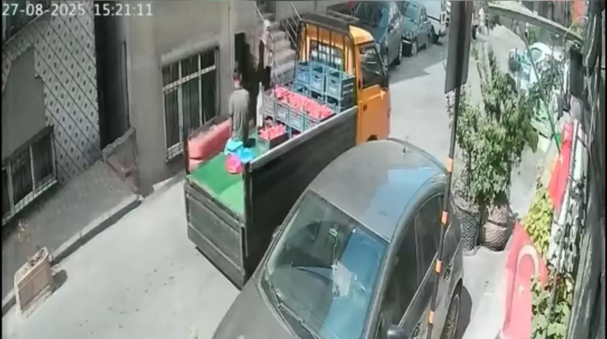 Seyyar Satıcı Kadına Kamyonetle Çarptı