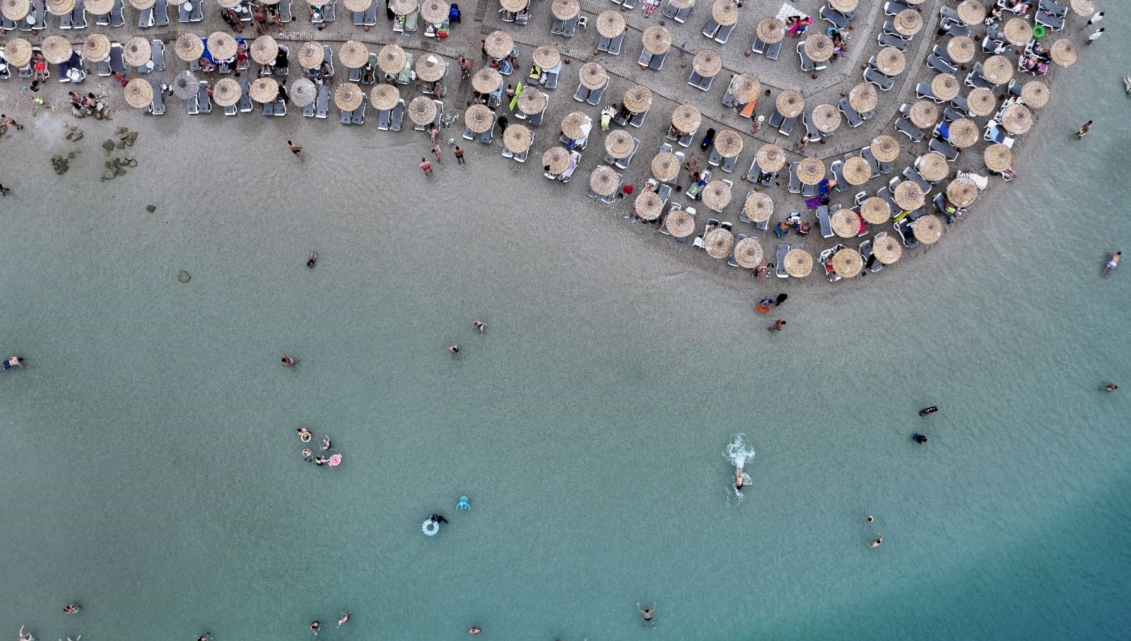 Ege ve Akdeniz’de yaz devam ediyor