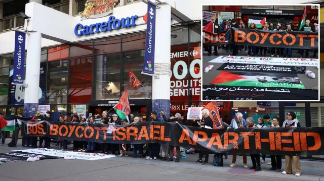 Fransa’da göstericiler İsrail’i desteklediği gerekçesiyle Carrefour şubesinin önünde eylem yaptı