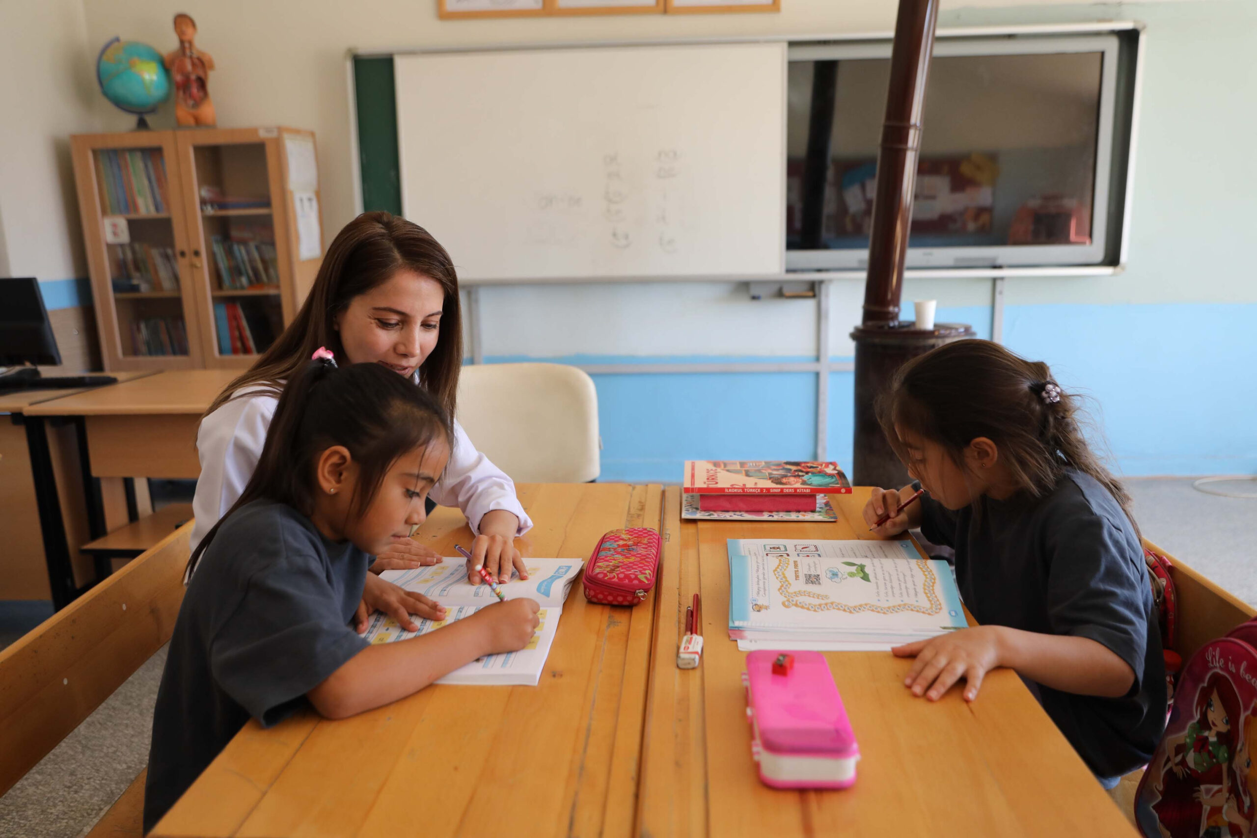 İki öğrencisinin hem öğretmeni hem arkadaşı