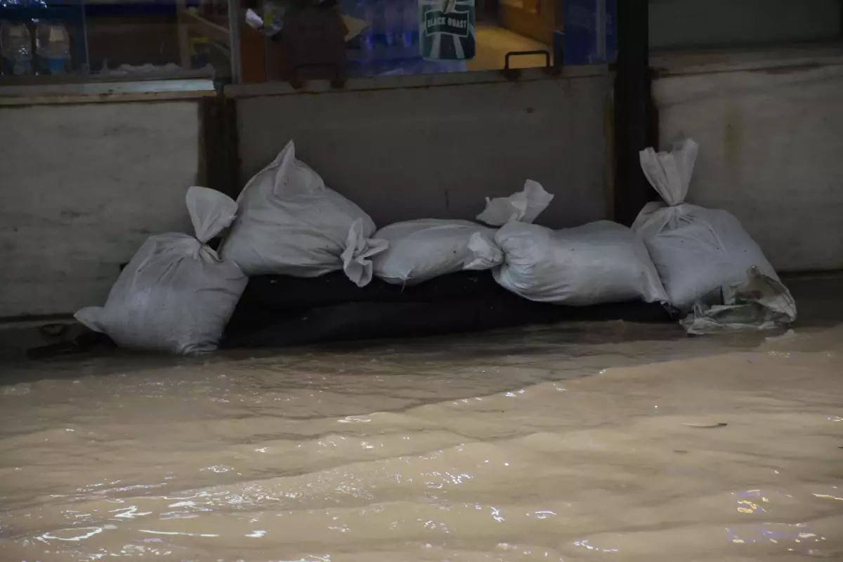 İzmir’de Sağanak Yağış Etkili Oldu