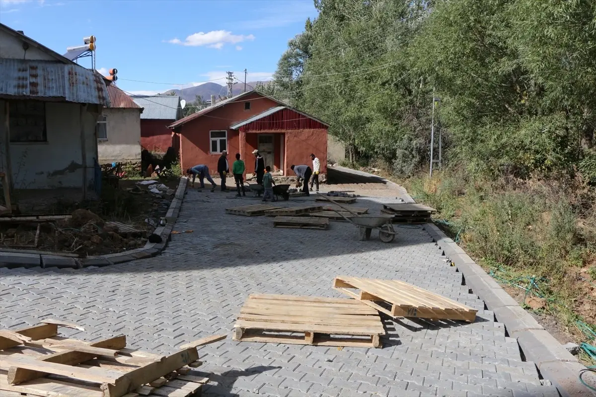 Karlıova’da Kilitli Parke Taşı Çalışmaları Devam Ediyor