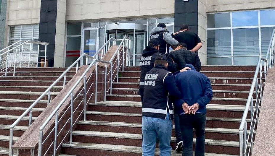 Kars’ta yasa dışı silah ticareti operasyonu: Üç tutuklama