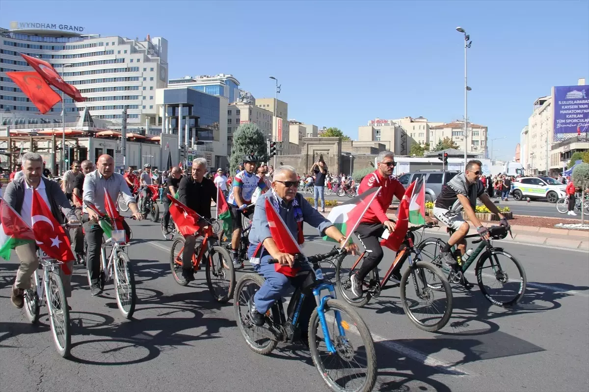 Kayseri’de bisikletliler Küresel Sumud Filosu’na destek için pedal çevirdi