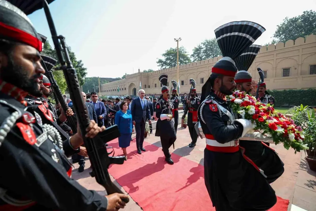 TBMM Başkanı Numan Kurtulmuş, Pakistan’da İkbal’in Kabrini Ziyaret Etti