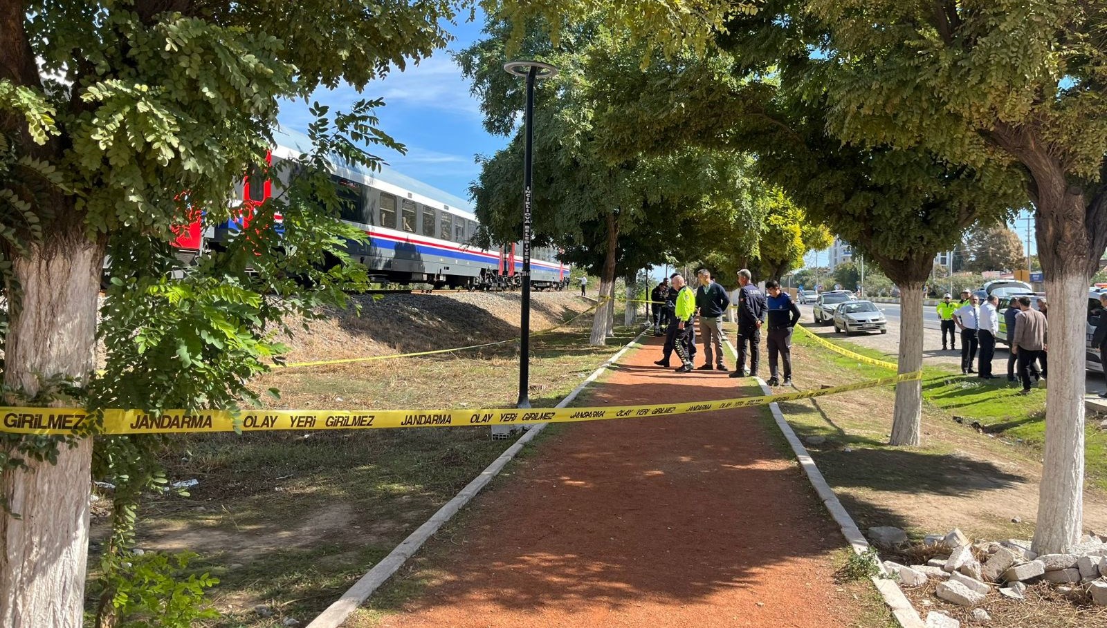 Torununu kurtarmak isterken tren çarptı