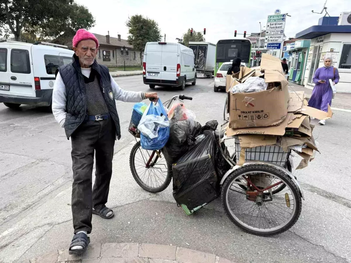 Yaşlı Adamın Çöpten Karton Toplaması Sosyal Medyada Tartışma Yarattı