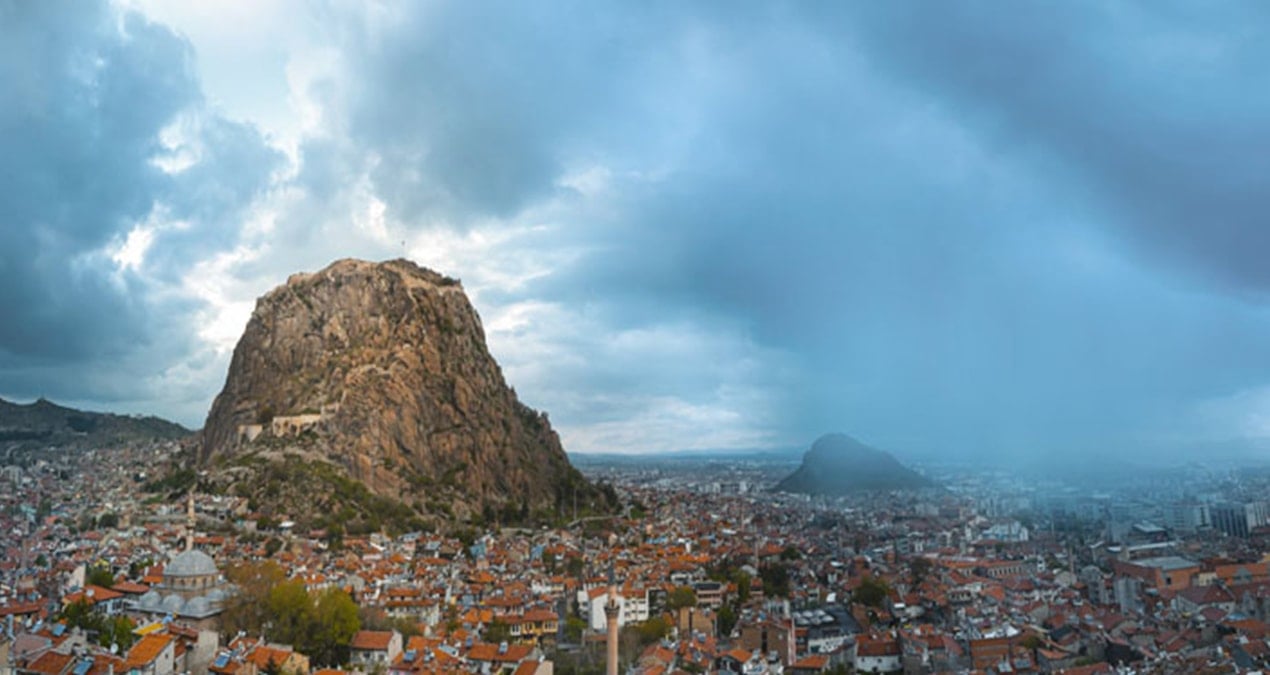 Afyonkarahisar Valiliği’nden yeni karar: Resmi açıklamadan önce konuşmak da yasaklandı