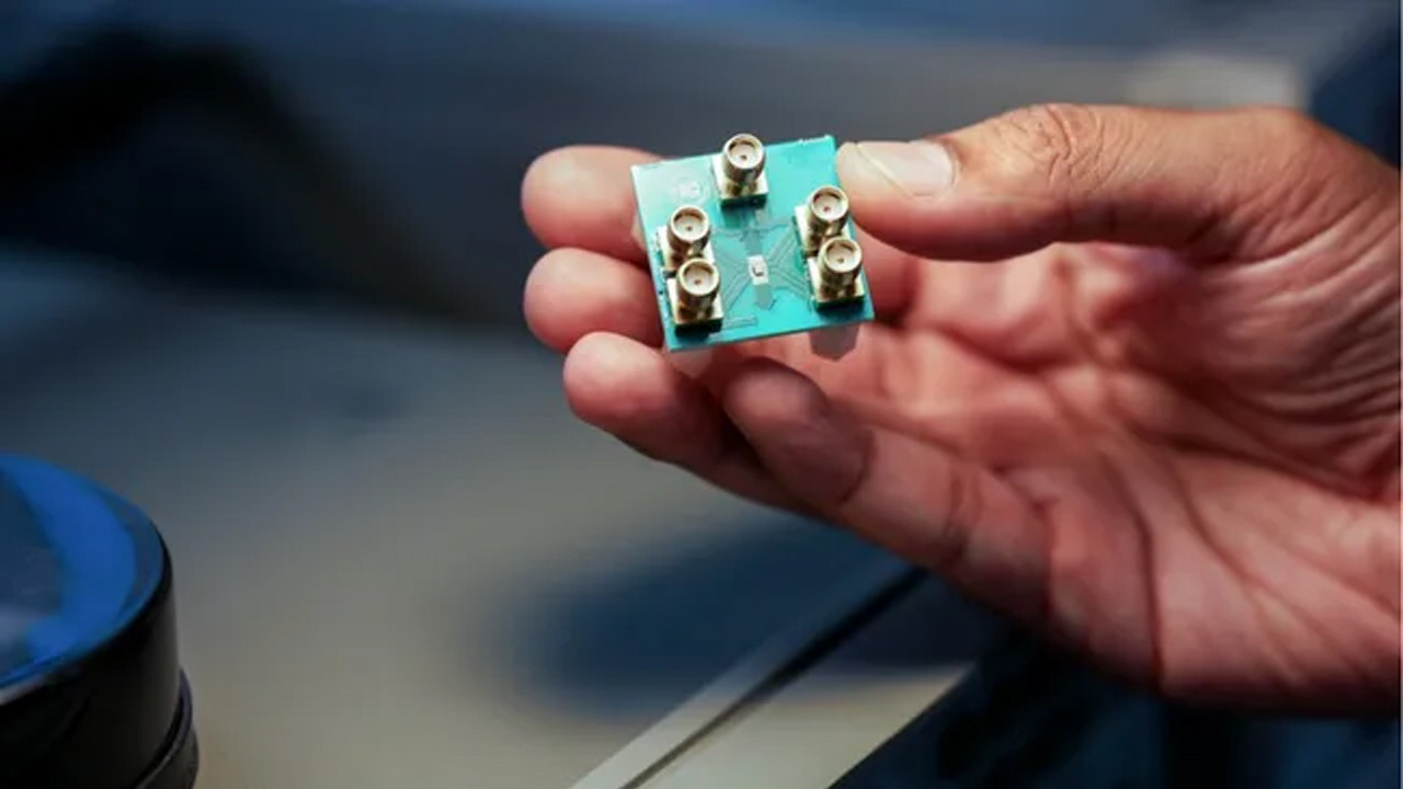 Araştırmacılar, çip üzerinde ilk “mikrodalga beyin”i geliştirdi