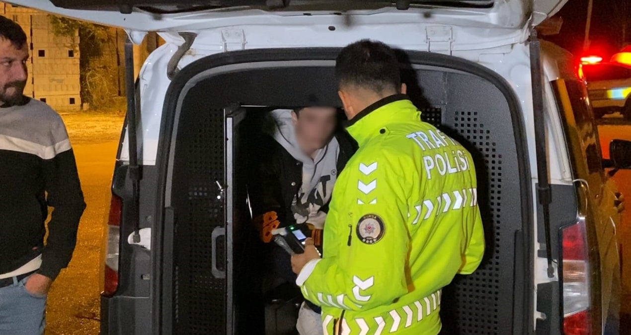 Direksiyona geçtiği araçla polisten kaçan çocuk, kaza yapınca yakalandı