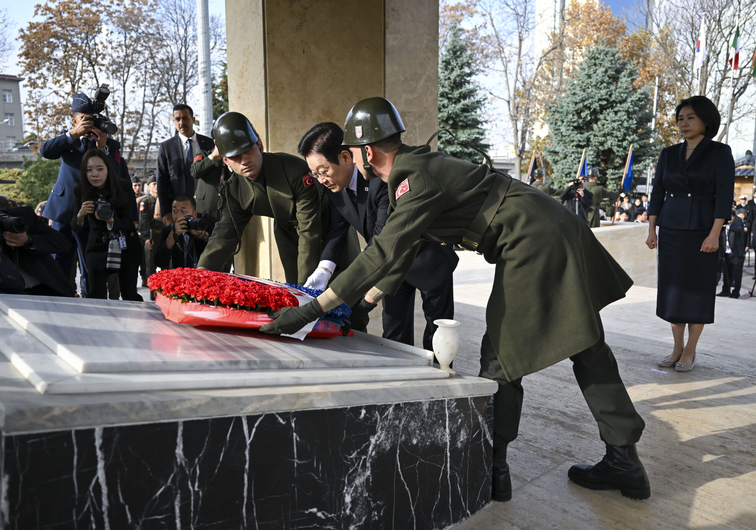 Güney Kore Devlet Başkanı Kore’de Savaşan Türkler Anıtı’nı ziyaret etti
