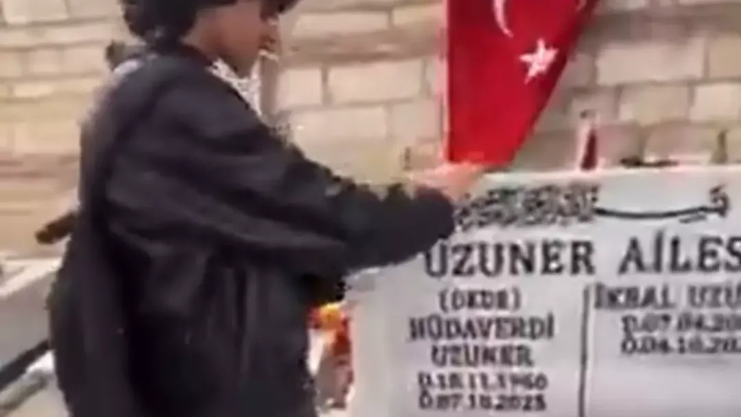 İkbal Uzuner’in mezarı başında uygunsuz hareketlerde bulunan 2 şüpheli gözaltında