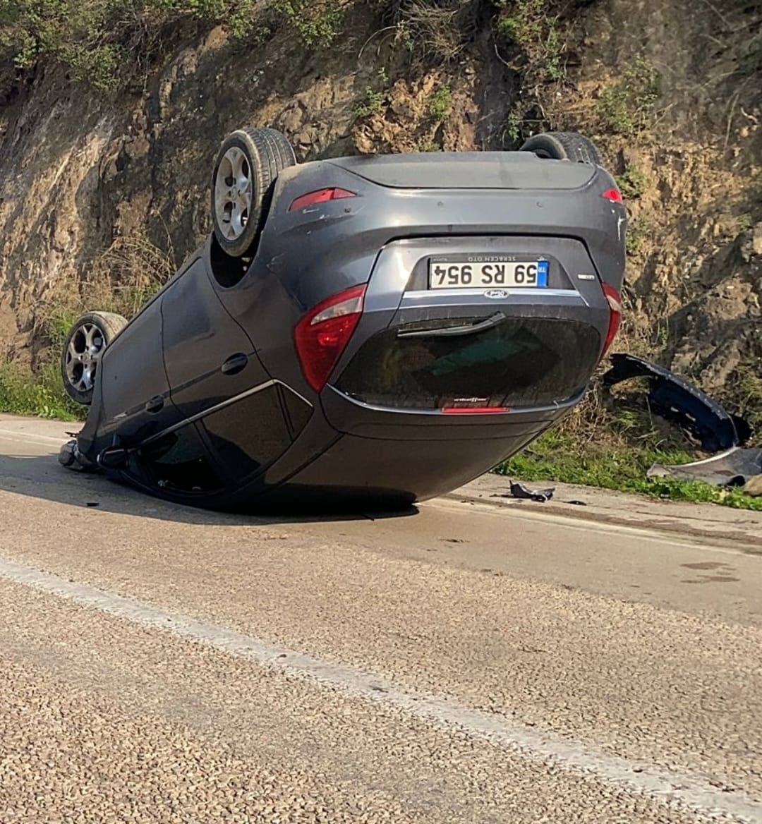 Kayalara çarpan otomobil ters döndü: 2 yaralı