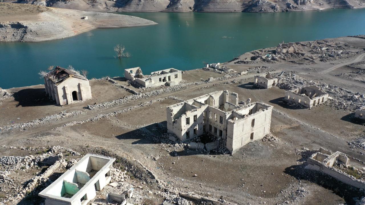 Tarihi yerleşim baraj sularının çekilmesiyle köy gün yüzüne çıktı