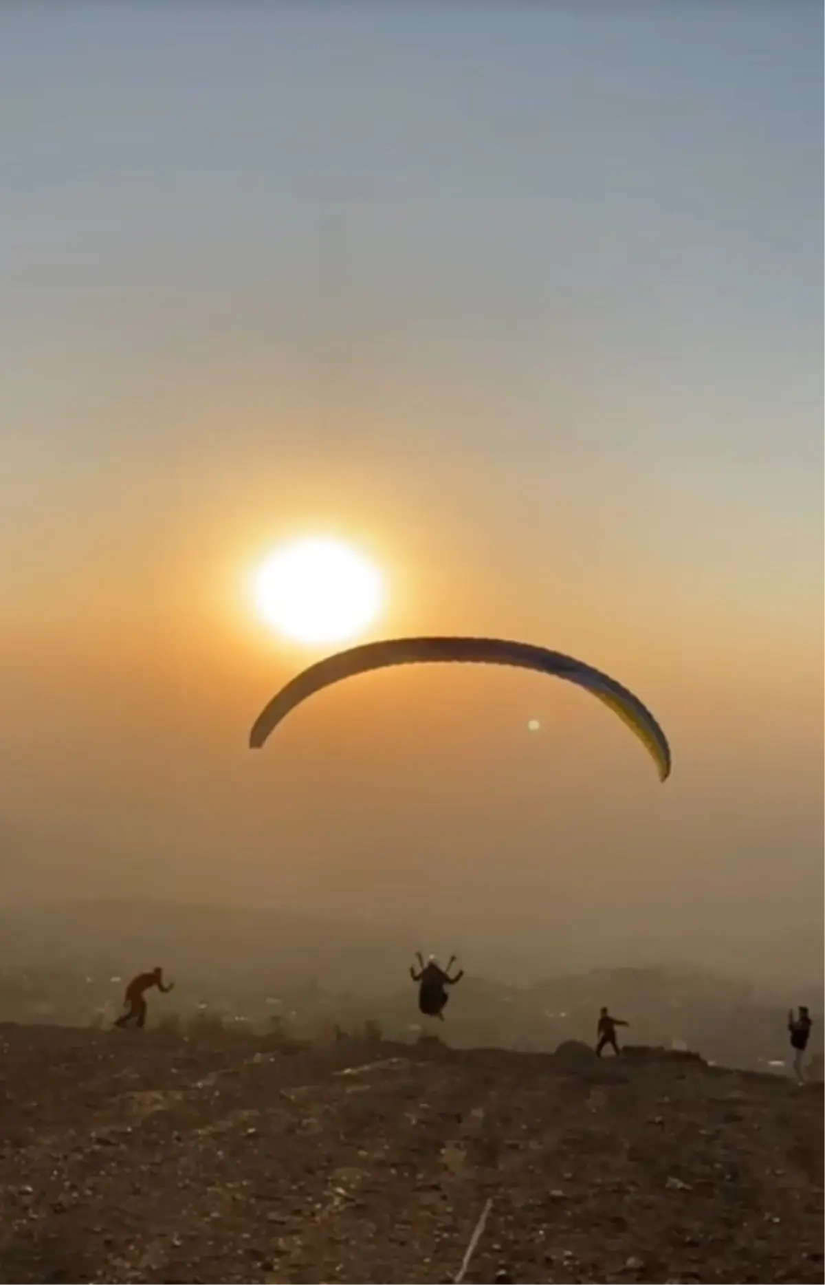 Yamaç Paraşütçüsü Festivalde Düştü