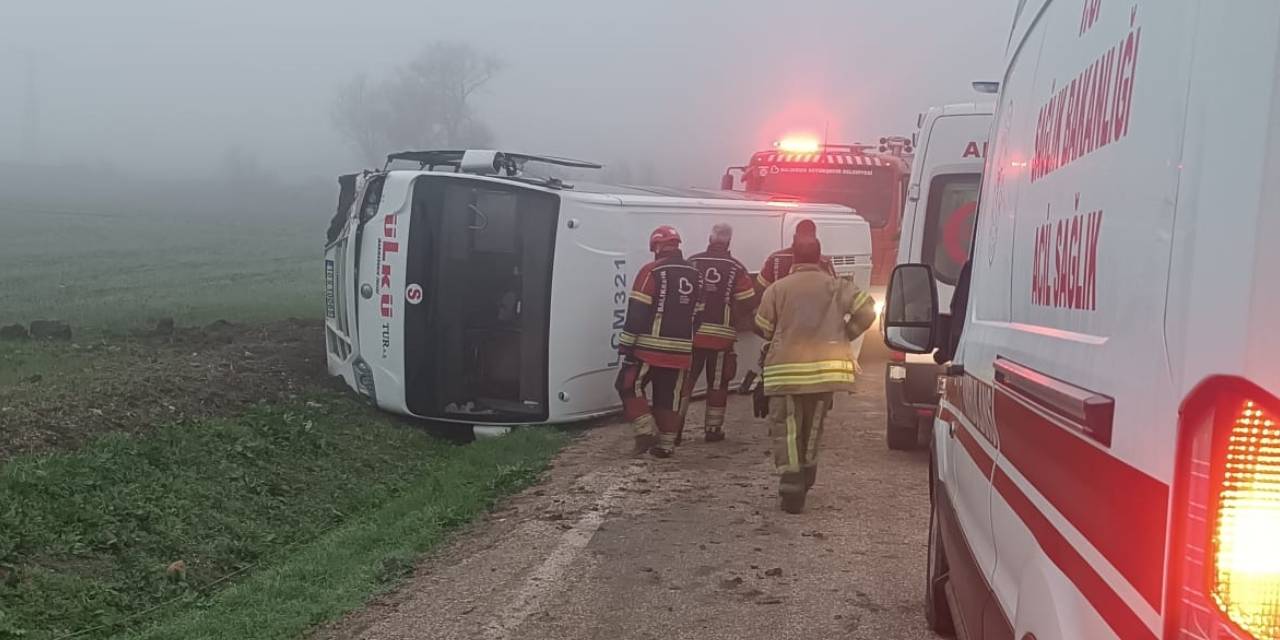 Balıkesir’de öğrencileri taşıyan servis devrildi: Yaralılar var!