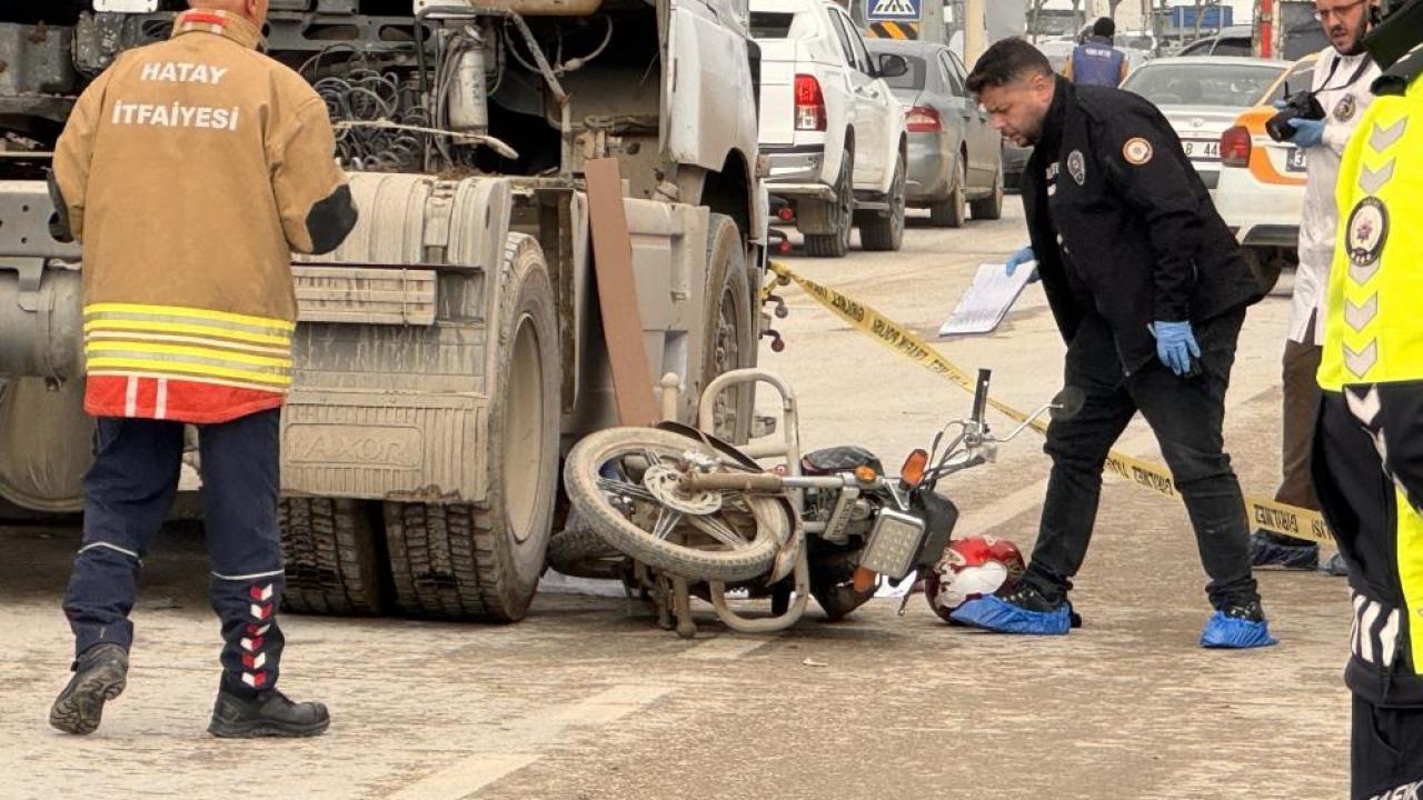 Hatay’da feci kaza: Motosikletteki 5 kişilik aileden anne ve 2 aylık bebeği öldü!