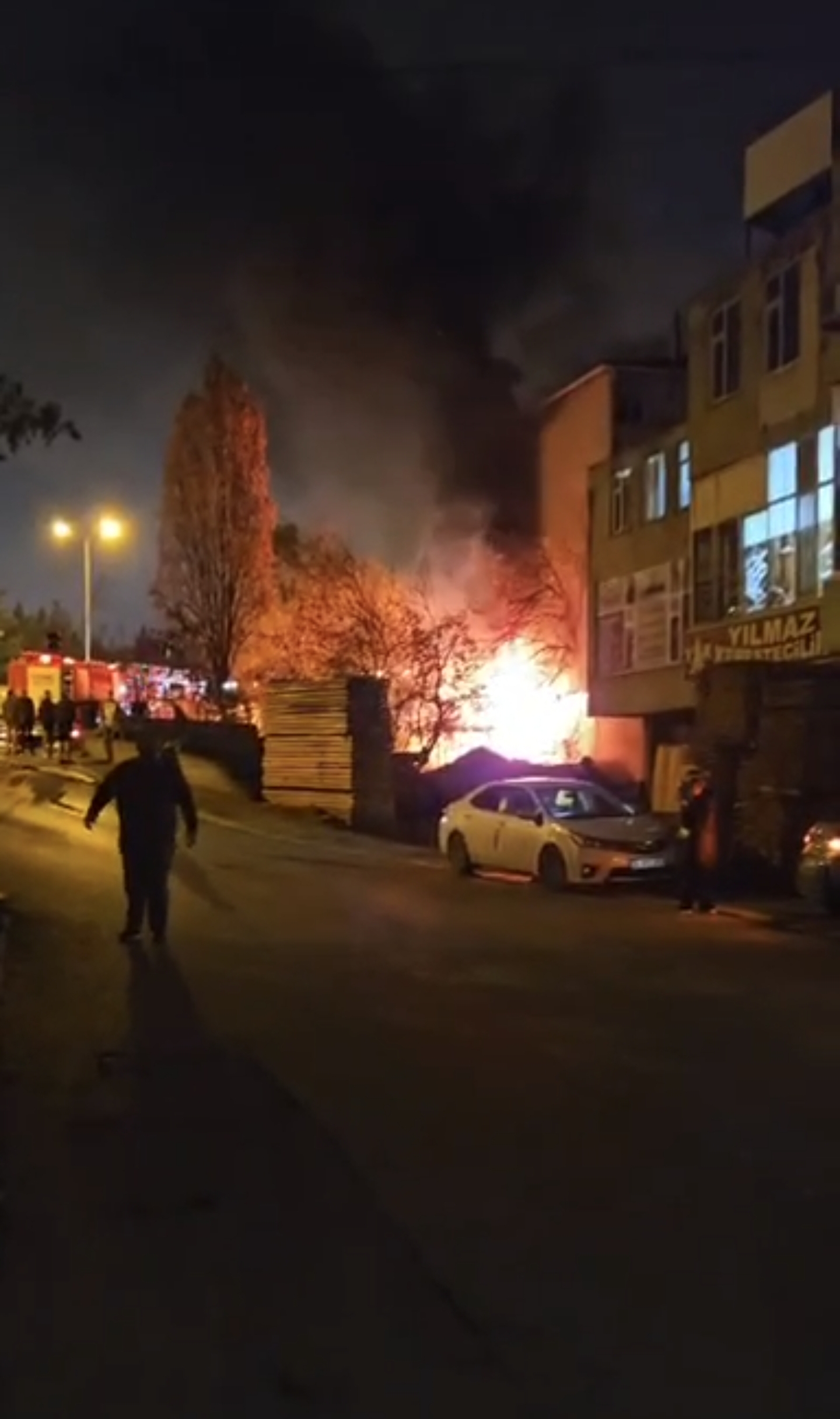 Kaportacıda yangın çıktı, tamirdeki araçlar yandı