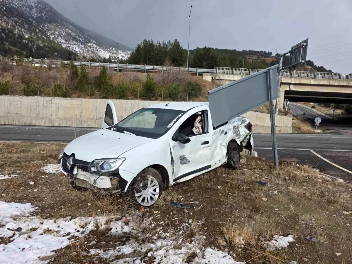 Otomobil ile tır çarpıştı