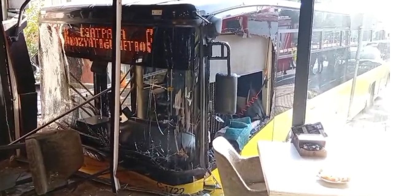 Otomobille çarpışan halk otobüsü börekçiye daldı! Beş kişi yaralandı