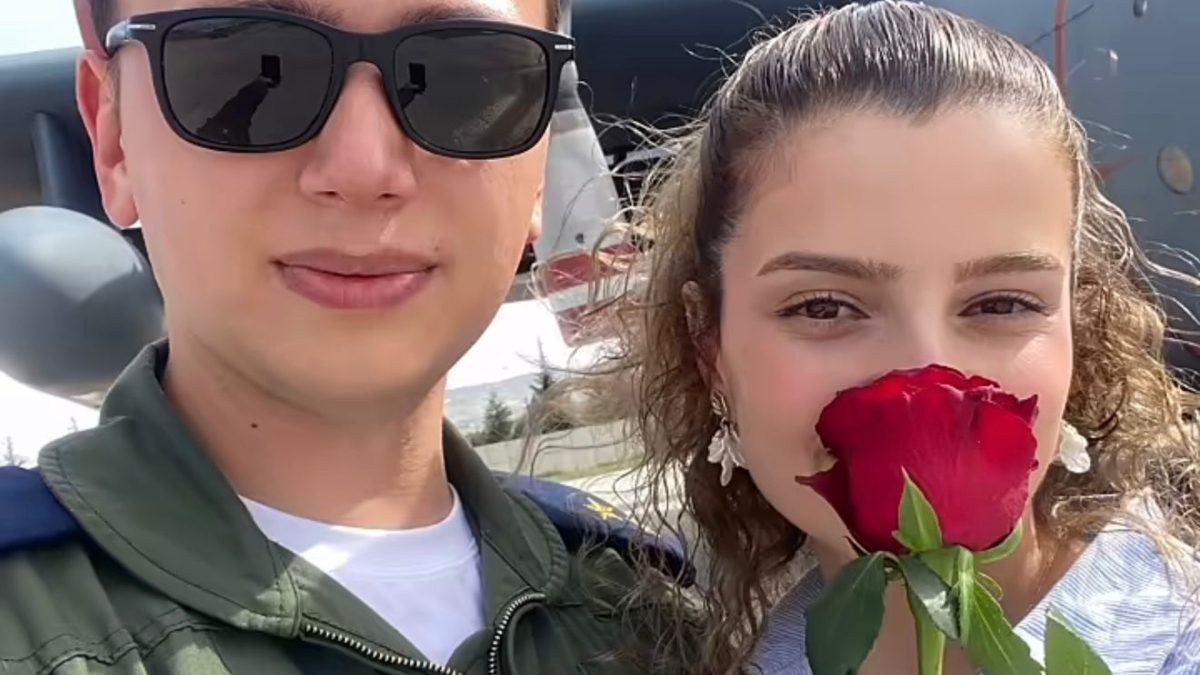 Şehit Cüneyt Kandemir’in eşi, düşen uçakta birlikte çekildikleri fotoğrafları paylaştı