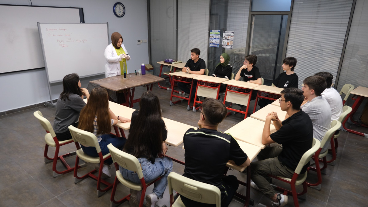 Akademi Liseler Geleceği Şekillendiriyor