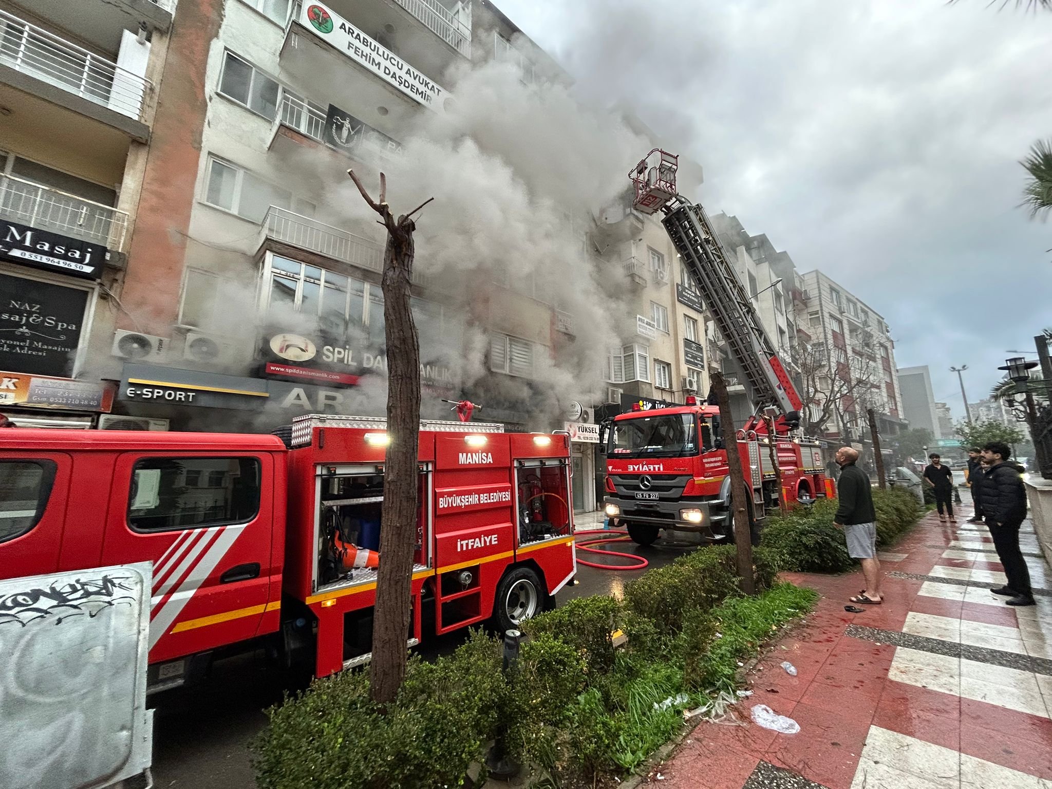 Manisa’da yangın paniği: Beş kişi hastaneye kaldırıldı