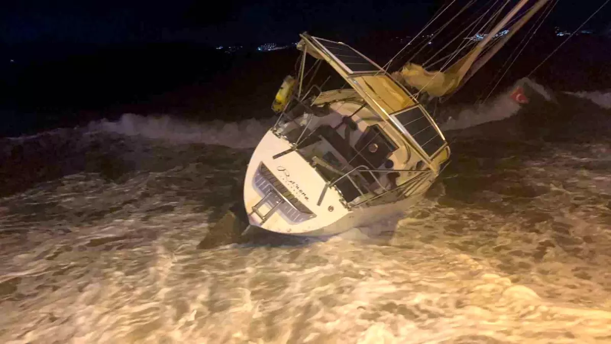 Milas’ta Fırtına Tekneyi Karaya Sürükledi