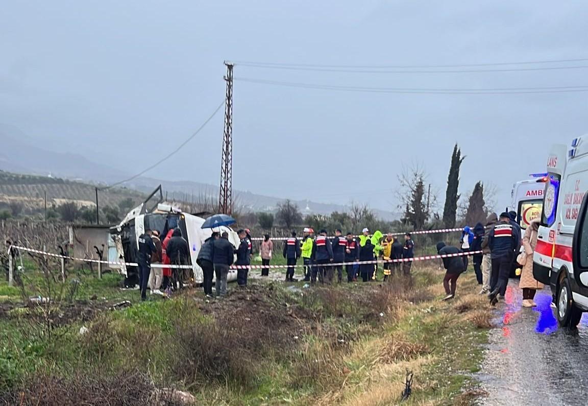 Sağlıkçıları taşıyan servis üzüm bağına uçtu! 1’i ağır 25 yaralı