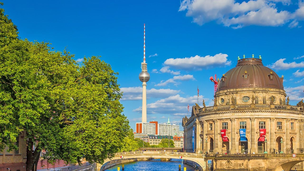 Berlin’de Brandenburg Kapısı’ndaki Unutulan Çanta Güvenlik Alarmı Yükseltti