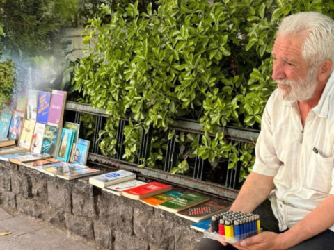 Oğlu hasta, kendisi hasta: 61 yaşındaki emekli geçim için kitap satıyor: ‘AKP bize akıl versin bari!’