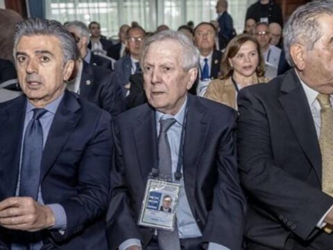 Fenerbahcede istifa ruzgari mahmut uslu dahil 7 yonetici istifa etti m6YYSven