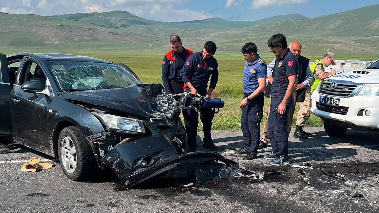 Feci kaza… Minibüs ile otomobil çarpıştı: 7 kişi yaralandı Img